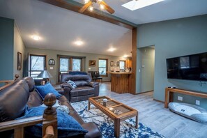 TV - Canyon Creek Retreat - Pets, Game-Room, Hot Tub, Room-to-Roam (Glenwood Springs)