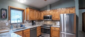 Canyon Creek Retreat - Pets, Game-Room, Hot Tub, Room-to-Roam