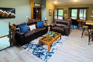 TV - Canyon Creek Retreat - Pets, Game-Room, Hot Tub, Room-to-Roam (Glenwood Springs)