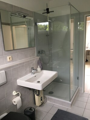 Badewanne, Haartrockner, Handtücher, Seife