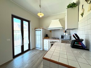 Refrigerador, horno, parrilla de estufa y cafetera y tetera 