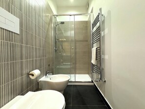 Badewanne, Haartrockner, Bidet, Handtücher