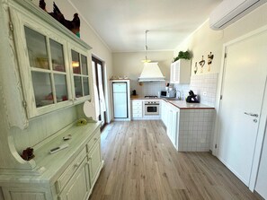 Fridge, oven, stovetop, coffee/tea maker