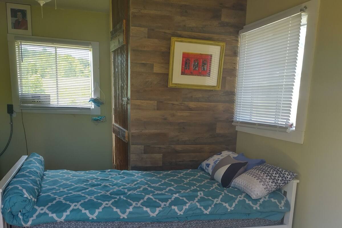 Orange Popsicle Unit 4 | Iron/ironing board (on request), free WiFi, bed sheets