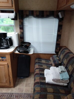 Mobile Familienunterkunft, 1 Queen-Bett, Nichtraucher, Hügelblick | Bügeleisen/Bügelbrett, kostenloses WLAN, Bettwäsche