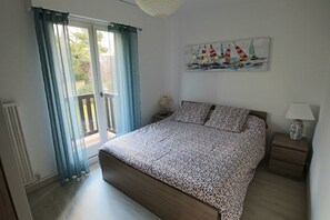 2 habitaciones, tabla de planchar con plancha y cuna de viaje