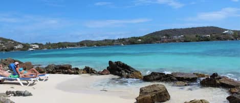 Playa en los alrededores, camastros y toallas de playa