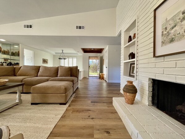 スマートテレビ、暖炉、書庫