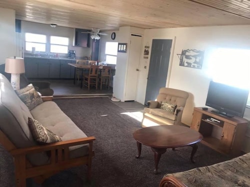 Newly Remodeled Family Friendly Hunting Lodge