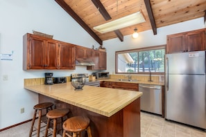 Fridge, microwave, oven, stovetop - LOST03 - Quintessential Sunriver Tome, 2 Ensuites, Hot Tub, Wood Fireplace (Sunriver)