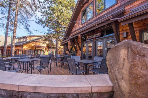 LOST03 - Quintessential Sunriver Tome, 2 Ensuites, Hot Tub, Wood Fireplace