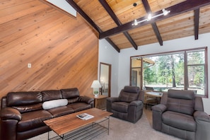 Smart TV, fireplace, video games - LOST03 - Quintessential Sunriver Tome, 2 Ensuites, Hot Tub, Wood Fireplace (Sunriver)