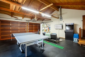 Games room - LOST03 - Quintessential Sunriver Tome, 2 Ensuites, Hot Tub, Wood Fireplace (Sunriver)
