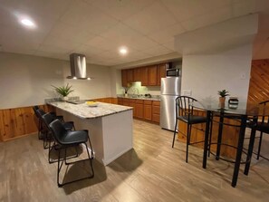 Een koelkast, een magnetron, een oven, een kookplaat