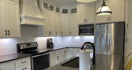 Gorgeous Bridges Bay cabin sleeps 7