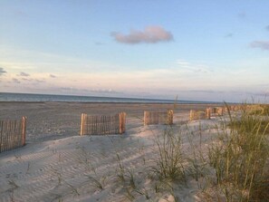 Playa en los alrededores, camastros y toallas de playa 
