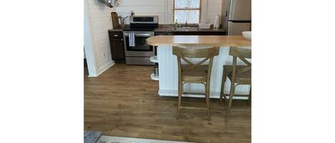 Réfrigérateur, four, plaque de cuisson, cafetière/bouilloire