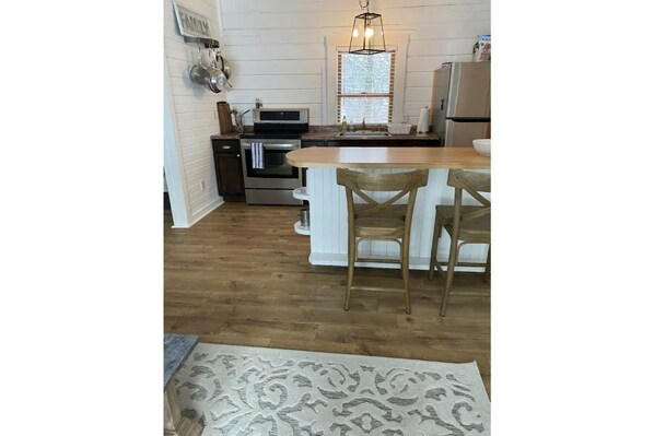 Fridge, oven, stovetop, coffee/tea maker