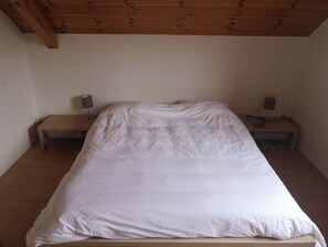 3 bedrooms, travel cot, free WiFi, wheelchair access