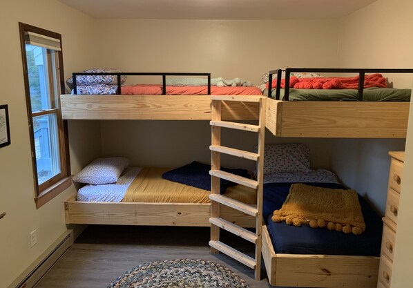 3 bedrooms, travel crib, WiFi, bed sheets