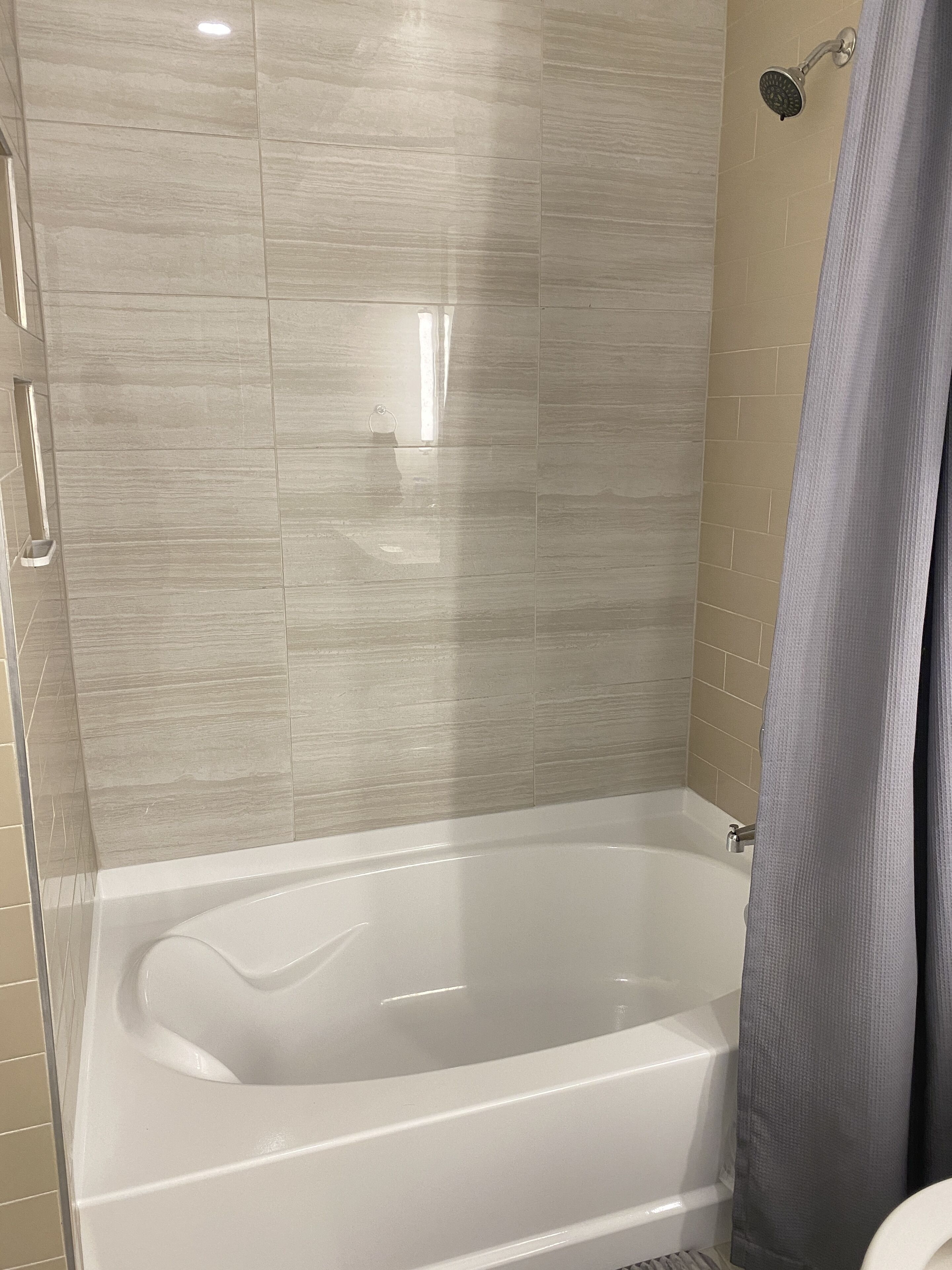 Tina, toallas, papel de baño 