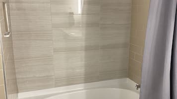 Tina, toallas, papel de baño