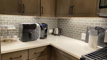 冷蔵庫、電子レンジ、オーブン、コンロ