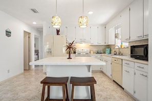 Frigorifero, microonde, forno, piano cottura