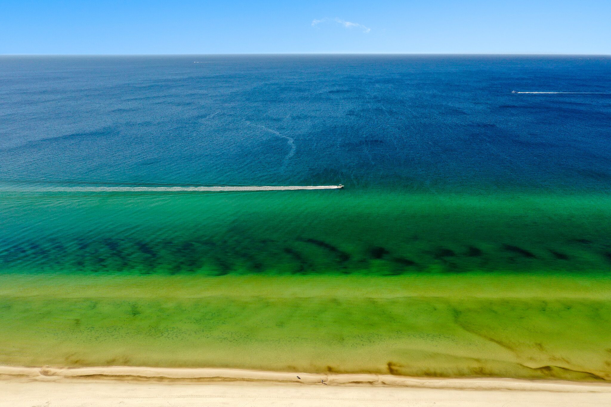 Beach nearby, sun-loungers, beach towels