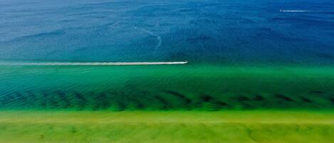 Una spiaggia nelle vicinanze, lettini da mare, teli da spiaggia