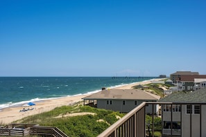 On the beach - Beautiful PUP - Friendly Beachfront - Top Floor End Unit with Spectacular Views! (Nags Head)