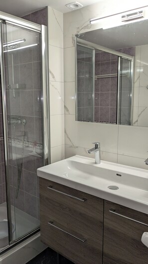 Shower, hair dryer - Terrace, Garden, Apartment 80m², mountain view, wifi, office (Bagnères-de-Bigorre)