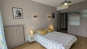 1 Schlafzimmer, Schreibtisch, Bügeleisen/Bügelbrett, Reisekinderbett
