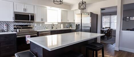 Refrigerador, microondas, horno y parrilla de estufa