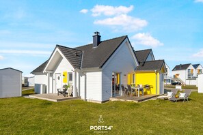 Exterior - Lütte Strandhus - semi-detached house, fireplace, shower room, washing machine, terrace (Olpenitz)