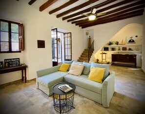 Smart-tv, een open haard, boeken en een filmbibliotheek