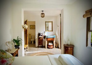 3 slaapkamers, een bureau, een strijkplank/strijkijzer, reisbedje