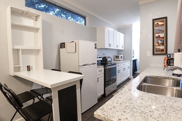 Geladeira, micro-ondas, fogão, cooktop