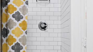 Een douche, een haardroger, handdoeken, zeep