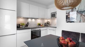 Een koelkast, een magnetron, een oven, een kookplaat