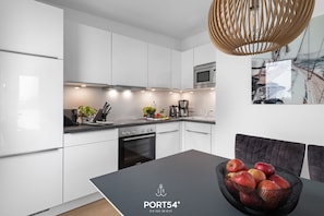 Køleskab, mikrobølgeovn, ovn, kogeplade