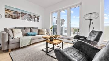 Een televisie, een open haard, een dvd-speler en een muziekbibliotheek