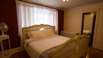 3 bedrooms, desk, iron/ironing board, WiFi (free)