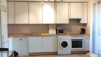 Een koelkast, een magnetron, een oven, een kookplaat