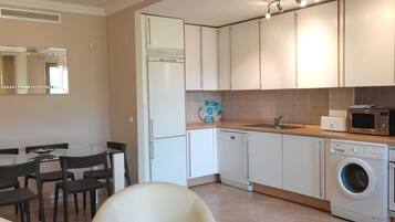 Een koelkast, een magnetron, een oven, een kookplaat