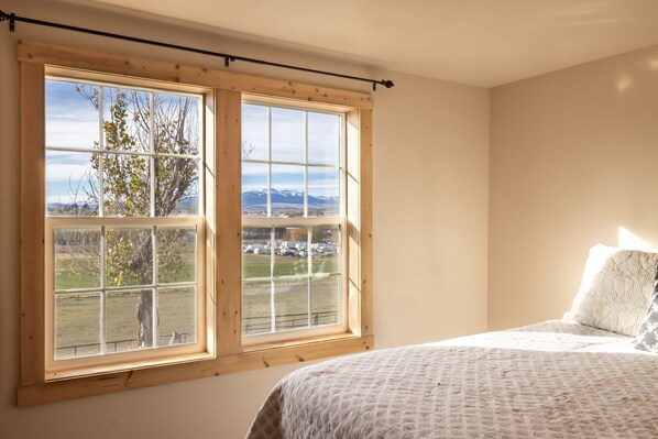 4 bedrooms, desk, iron/ironing board, free WiFi - Charming 4 bedroom guest house with great views (Cody)