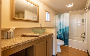 Bathtub, hair dryer, soap, shampoo - Charming 4 bedroom guest house with great views (Cody)