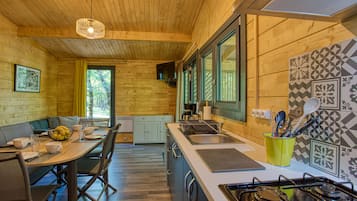 Een koelkast, een microgolfoven, een oven, een kookplaat