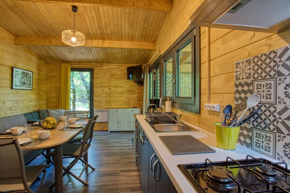 Een koelkast, een microgolfoven, een oven, een kookplaat