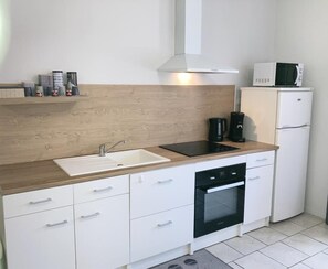 冰箱、微波炉、烤箱、炉灶